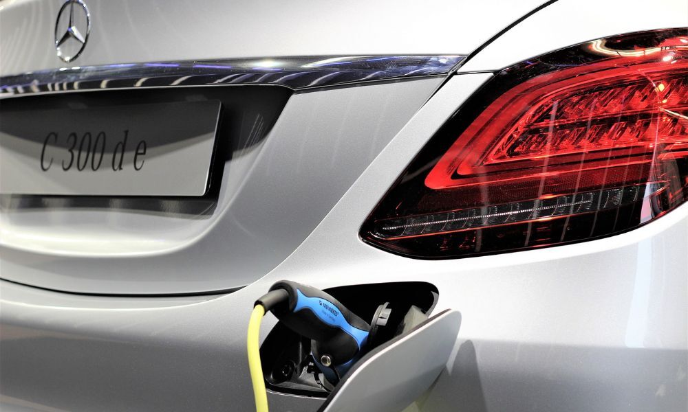 imagen de un coche blanco eléctrico cargándose |mycaready Technologies