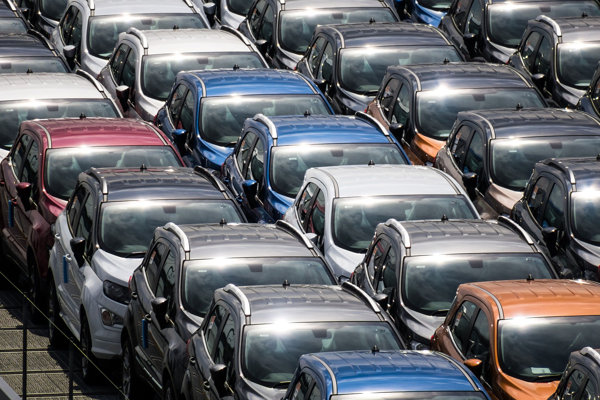 Parking de vehículos de segunda mano o de ocasión esperando a ser tasados para prepararlos para la venta. | Mycaready Technologies SL