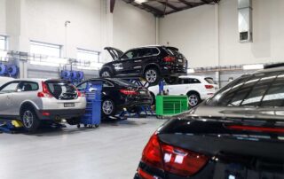 fotografía en la que se aprecia una serie de coches siendo reparados y o revisados en el taller oficial de multimarca mycaready Technologies