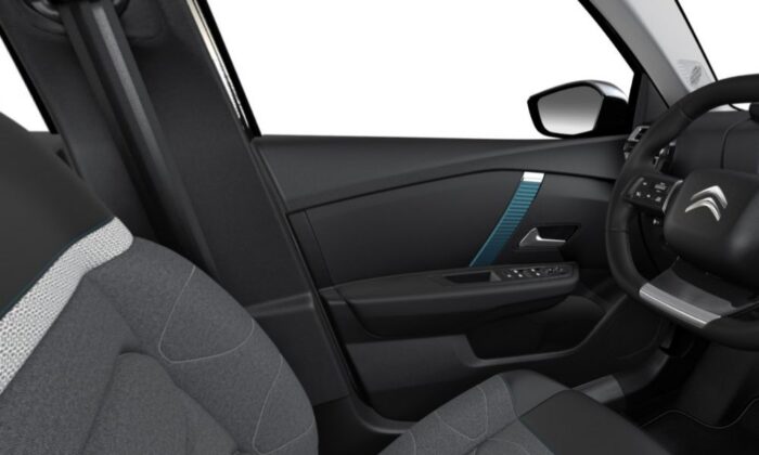 Imagen interior de los asientos del modelo de coche SUV Citroën C4 BlueHDi FeelPack con motor diésel y potencia 96 kw (130 cv).