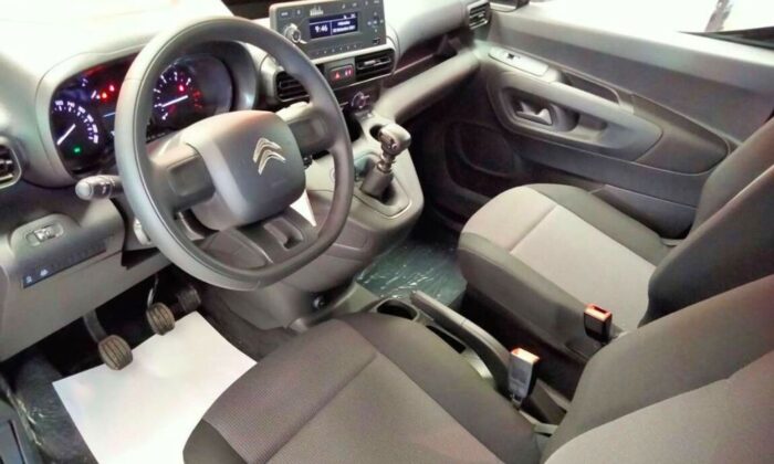 Imagen interior del modelo de coche Citroën Berlingo Talla M BlueHDi 100 Control de color blanco, con cambio manual de 5 velocidades y motor diesel 75kw y 100cv.