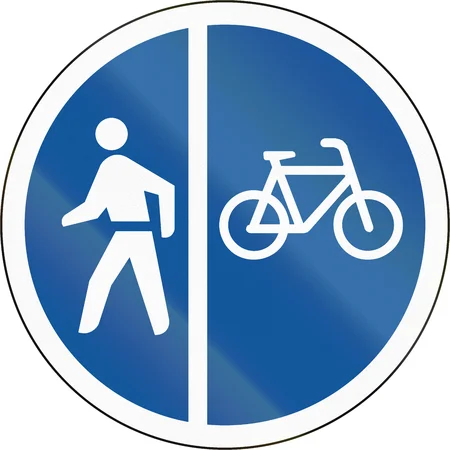 señal de tráfico que obliga a los peatones, bicicletas y ciclomotores a circular por la vía pública donde está colocada según la DGT