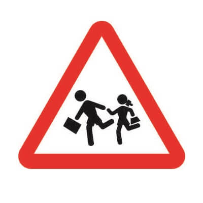 señal de tráfico que señaliza la proximidad de un lugar frecuentado por niños 