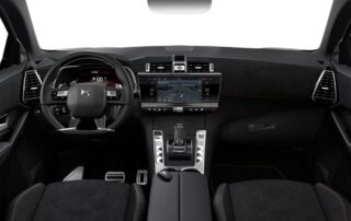 Imagen interna frontal del coche DS 7 modelo CrossBack 130 Performance Line BlueHDi color Crystal Pearl ,Motor Diesel ,Potencia 130 CV con Cambio Automático.