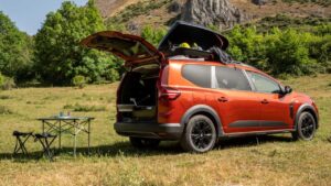 Foto de la parte trasera del kit de camperización del nuevo modelo todoterreno Dacia Jogger Camper de color naranja, que será presentado el próximo 17 de octubre en el París Auto Show 2022.
