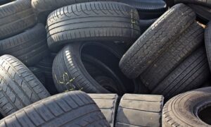 Imagen de cerca de una gran cantidad de neumáticos nuevos de coche de distintos tipos y desordenados | Mycaready Technologies