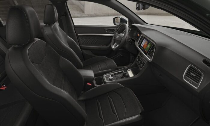 Foto interior lateral del Seat modelo ATECA Start- Stop XM 1.0 TSI en color blanco. SUV de cambio manual con 83kw/110 de potencia.