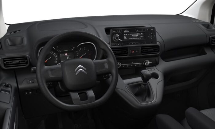 Imagen interior de la furgoneta Berlingo Talla M BlueHDi 100 LivePack Bussines de color blanco, con cambio manual de 6 velocidades, motor diésel y potencia de 75 kW (100 CV).