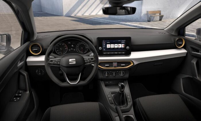 Imagen interior del modelo de coche Seat Ibiza 1.0 MPI Style XL Wire de color blanco con cambio manual y motor de gasolina 59kw/80cv.