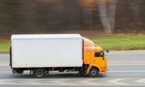 Foto de un camión, de carga pesada en una carretera de España, ejemplo de los vehículos que están exentos de la recién aprobada ley 2035.