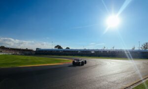 Imagen de un coche en el circuito Albert Park el día de la carrera de la Fórmula 1 durante el Gran Premio de Australia en el 2022.