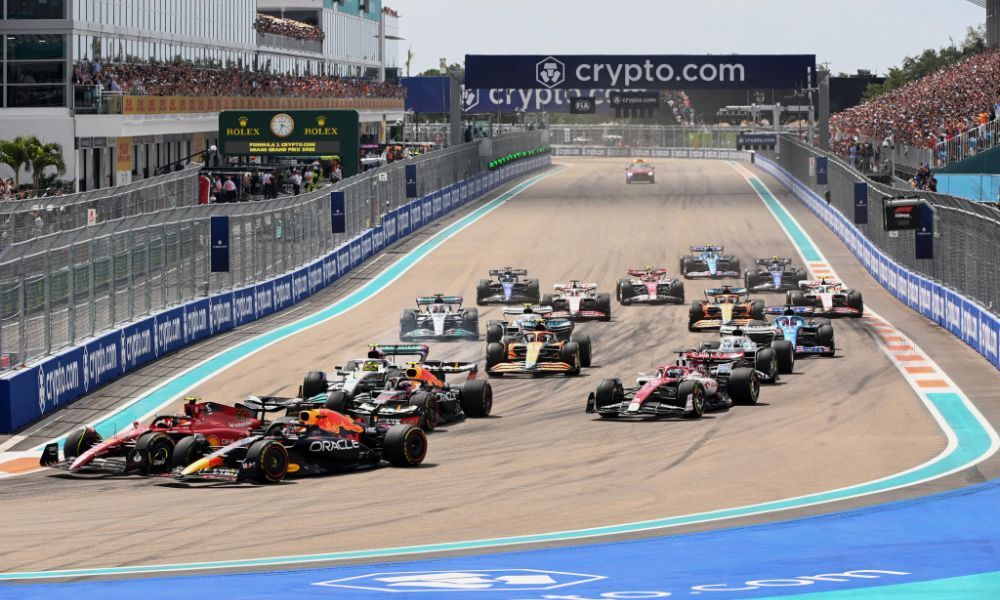 Imagen de cerca de varios vehículos de Fórmula 1 circulando por una curva del circuito GP de Miami llamado International Autodrome.