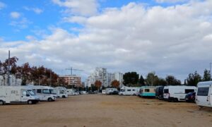 Imagen frente y a lo largo de un área de estacionamiento para caravanas y autocaravanas en la ciudad de Sevilla durante la feria de Sevilla que está completamente lleno.