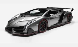Imagen de frente y del lateral izquierdo del Lamborghini Veneno Coupé de color gris oscuro, uno de los coches más caros del mundo por 4,2 millones de euros.