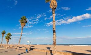 Imagen de la playa de Malvarrossa de Valencia con paseo marítimo, situada a 360 kilómetros en coche de Madrid.