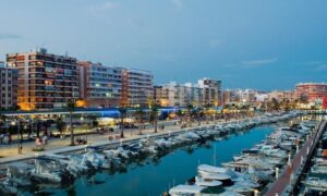 Imagen desde arriba de Santa Pola, uno de los pueblos costeros más bonitos de la ciudad de Valencia para visitar.