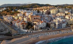 Imagen desde arriba del municipio de Canet de Mar rodeado de playas de agua cristalina y arena fina, y situado en la comarca del Maresme.