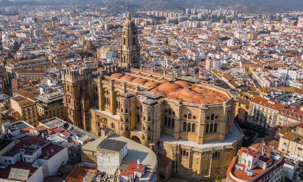 Vista aérea de la histórica ciudad de Málaga y la Catedral de Encarnación de Málaga. Ciudad natal del famoso pintor Pablo Picasso.