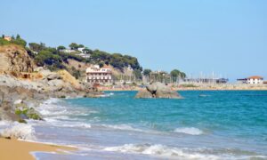Imagen de lejos de la ciudad de Arenys de Mar de la comarca del Maresme, rodeada de playas de agua cristalina y arena fina, y situada a 40 minutos en coche de Barcelona.