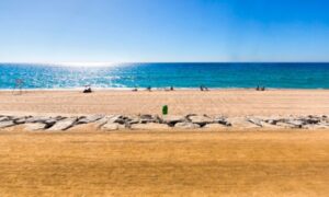 Imagen de frente de la playa de Cabrera de Mar de arena fina y aguas cristalinas, situada a media hora en coche de Barcelona.