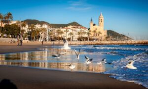 Imagen de lejos de la ciudad de Sitges de la comarca del Garraf, rodeada de playas de agua cristalina y arena fina, y situada a 43 minutos en coche de Barcelona.