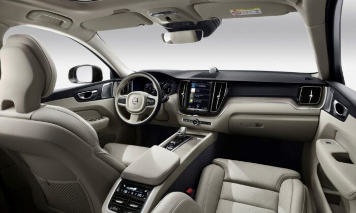 Imagen del interior de un Volvo XC60 2.0 T6 AWD Recharge Core Auto de color gris, con potencia de 350 CV, motor híbrido no enchufable y cambio automático.
