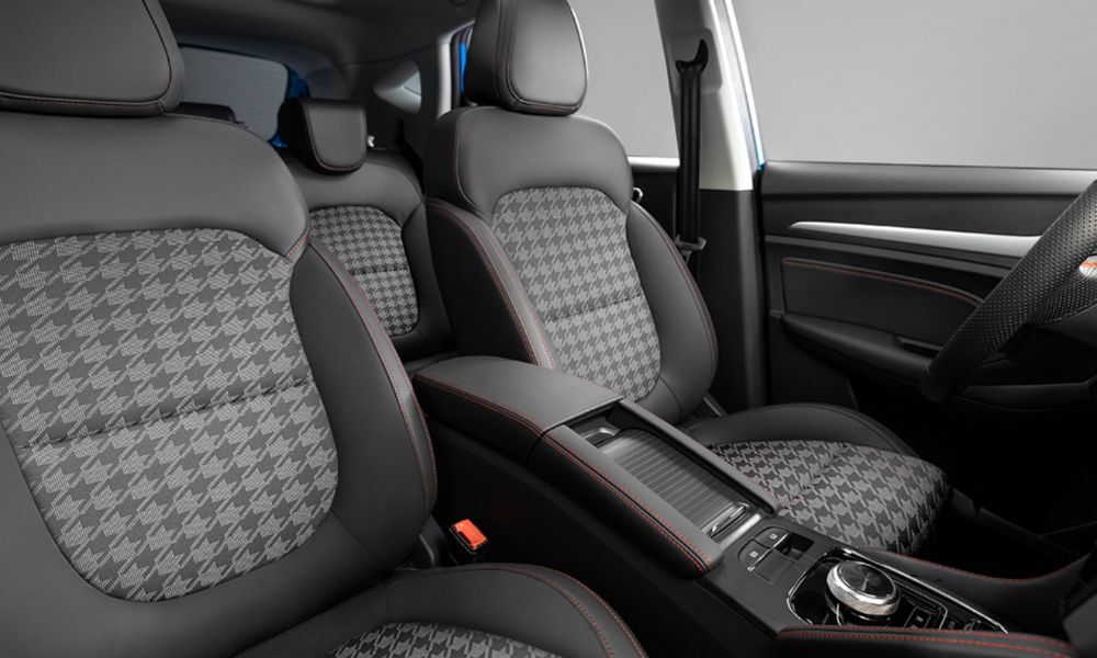 Foto interior del coche MG ZS color negro. Coche ofertado por Mycaready en compra financiado más servicios incluidos.