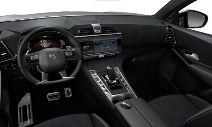 Imagen interior del modelo de coche DS 7 E-Tense 225 Performance Line de color blanco y platado, con cambio automático y con motor de hibrido enhufable.